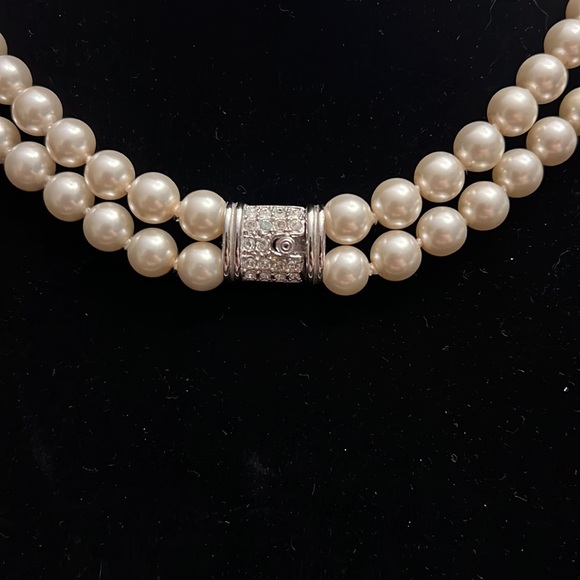 Double strand of faux pearls 17 inches long - Picture 2 of 4